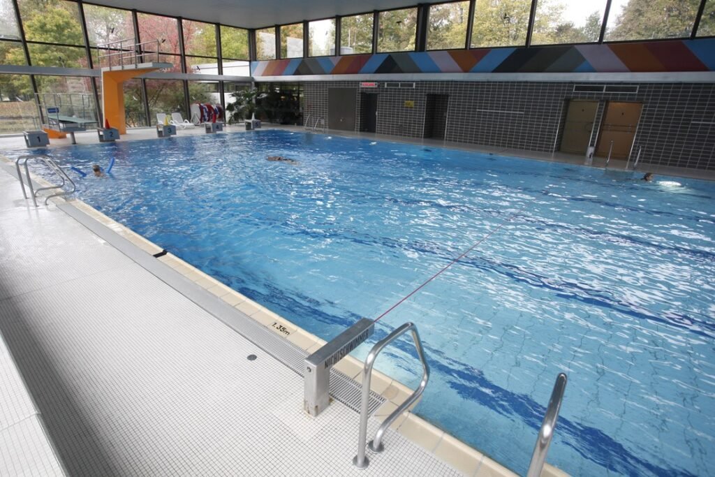 Hallen und Freibaeder Hallenbad Vaihingen Schwimmerbecken Sprungturm Stuttgart 2 788563739