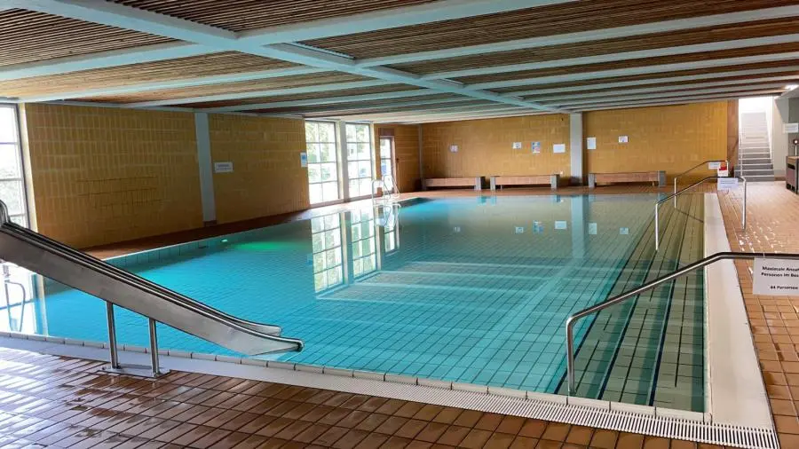 Helles Schwimmbad mit Rutsche in Korntal Münchingen