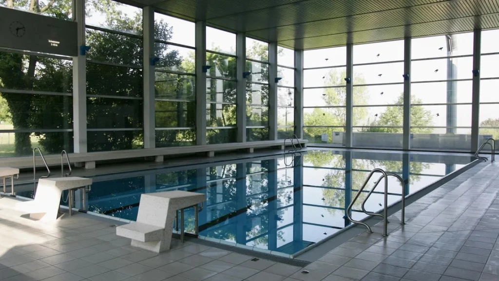 Helle Schwimmhalle mit glattem Wasser in Karlsruhe sportschule schöneck